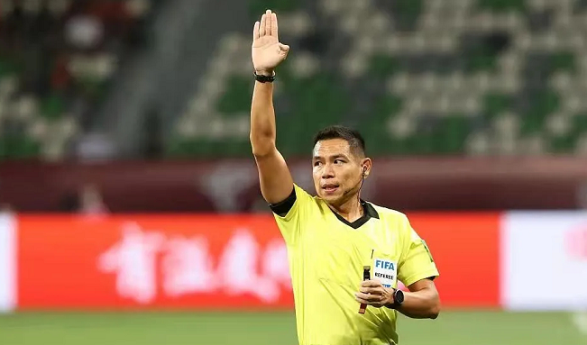  拜仁主帅赛后炮轰裁判，争议判罚引热议  