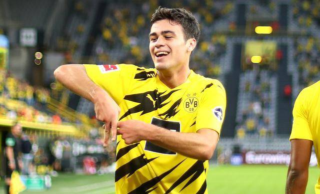  摩纳哥锋线双星联手攻破里昂球门  